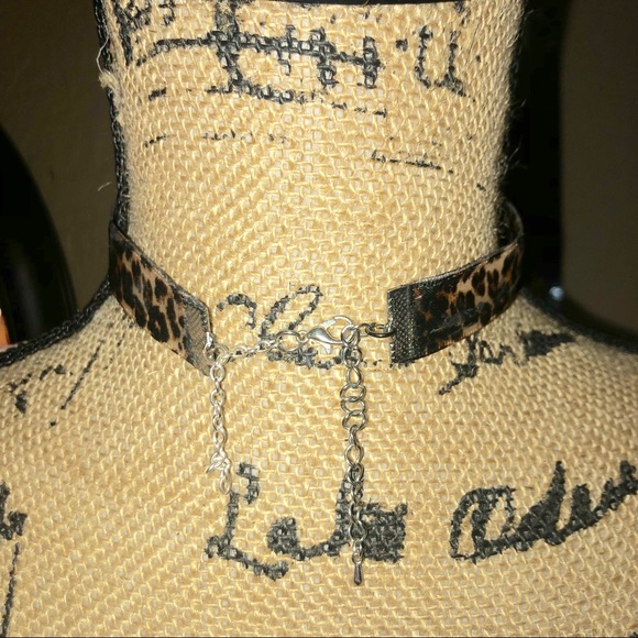 The “Commander” Cheetah Print & Dangling Chain Choker - Picture 4 of 6